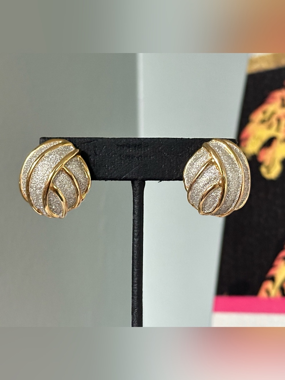 Vintage Shrimp Style Gold Tone Silver Glitter Clip-On Earrings 80s Old Money Y2K